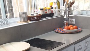 Deluxe-huoneisto, 2 makuuhuonetta, esteetön, tupakointi sallittu | Yksityinen keittiö