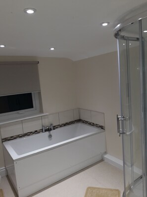 Luxury Double Room, 1 King Bed, Non Smoking, Hill View | Bathroom | Free toiletries, hair dryer, towels - The New Inn (Alfreton)