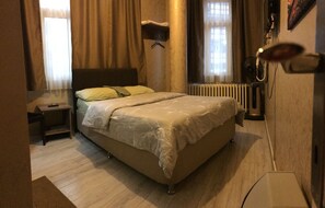 Economy Double Room, 1 Queen Bed, Non Smoking - Private shower shared WC | ملاءات من القطن المصري وأغطية فراش متميزة وتجهيزات عازلة للصوت