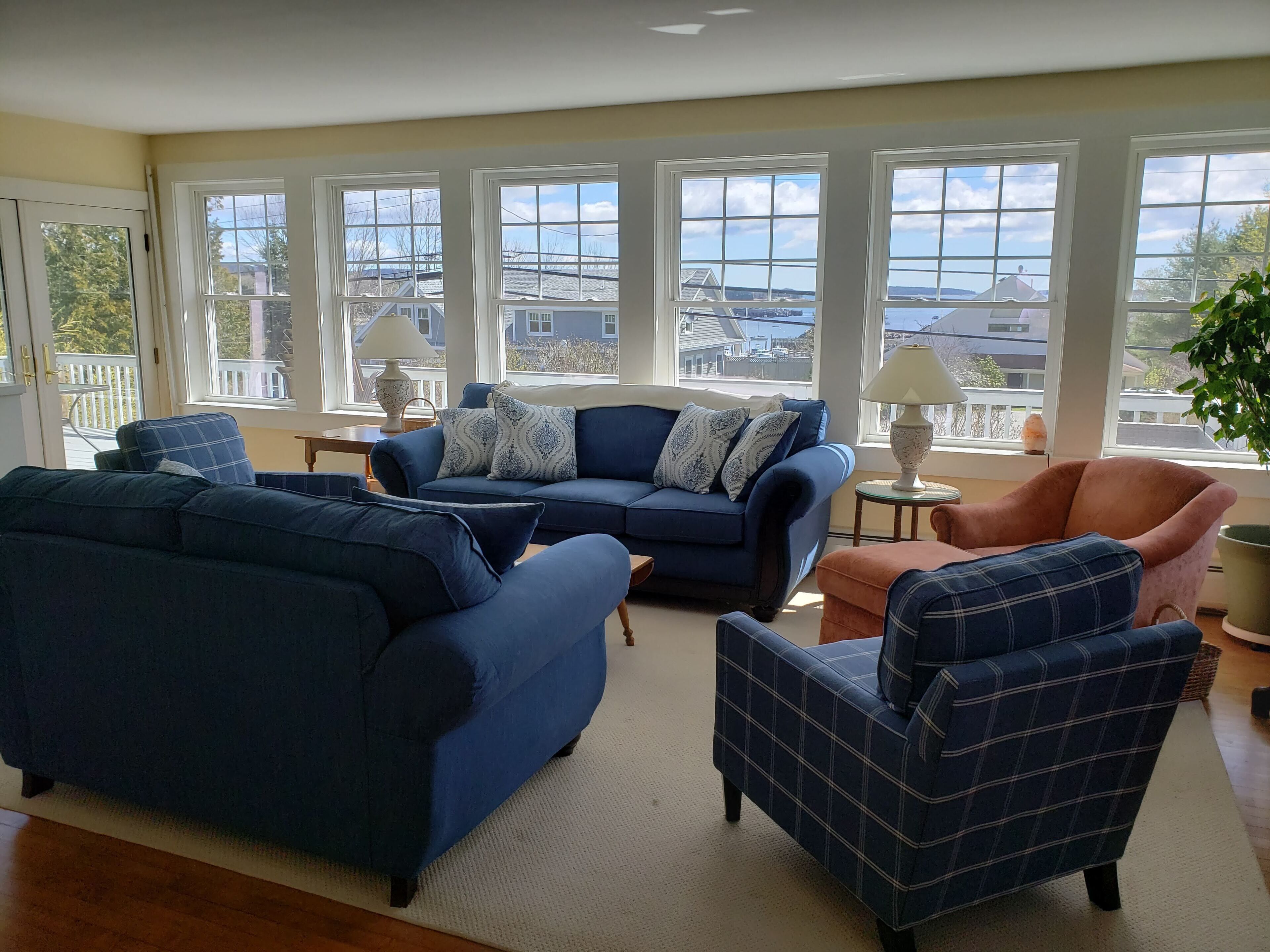 Smart-TV, DVD-Player, Bücher, Videothek