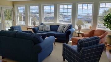 TV connectée, lecteur de DVD, livres, vidéothÚque