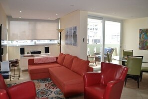 Smart TV, lettore DVD, tavolo da ping pong, impianto stereo