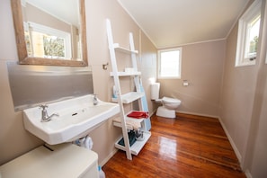 Dusche, Haartrockner, Handtücher, Toilettenpapier