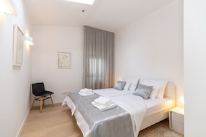 2 chambres, coffres-forts dans les chambres, bureau