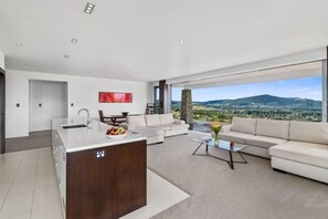 Smart TV, fireplace, DVD player, music library - Tihi Retreat - Rotorua (Rotorua Township)