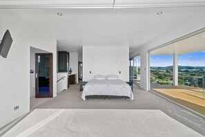 3 habitaciones, escritorio, tabla de planchar con plancha y wifi gratis