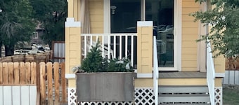 Coolest Tiny House in Salida! Little Wren has full sized amenities, pet friendly