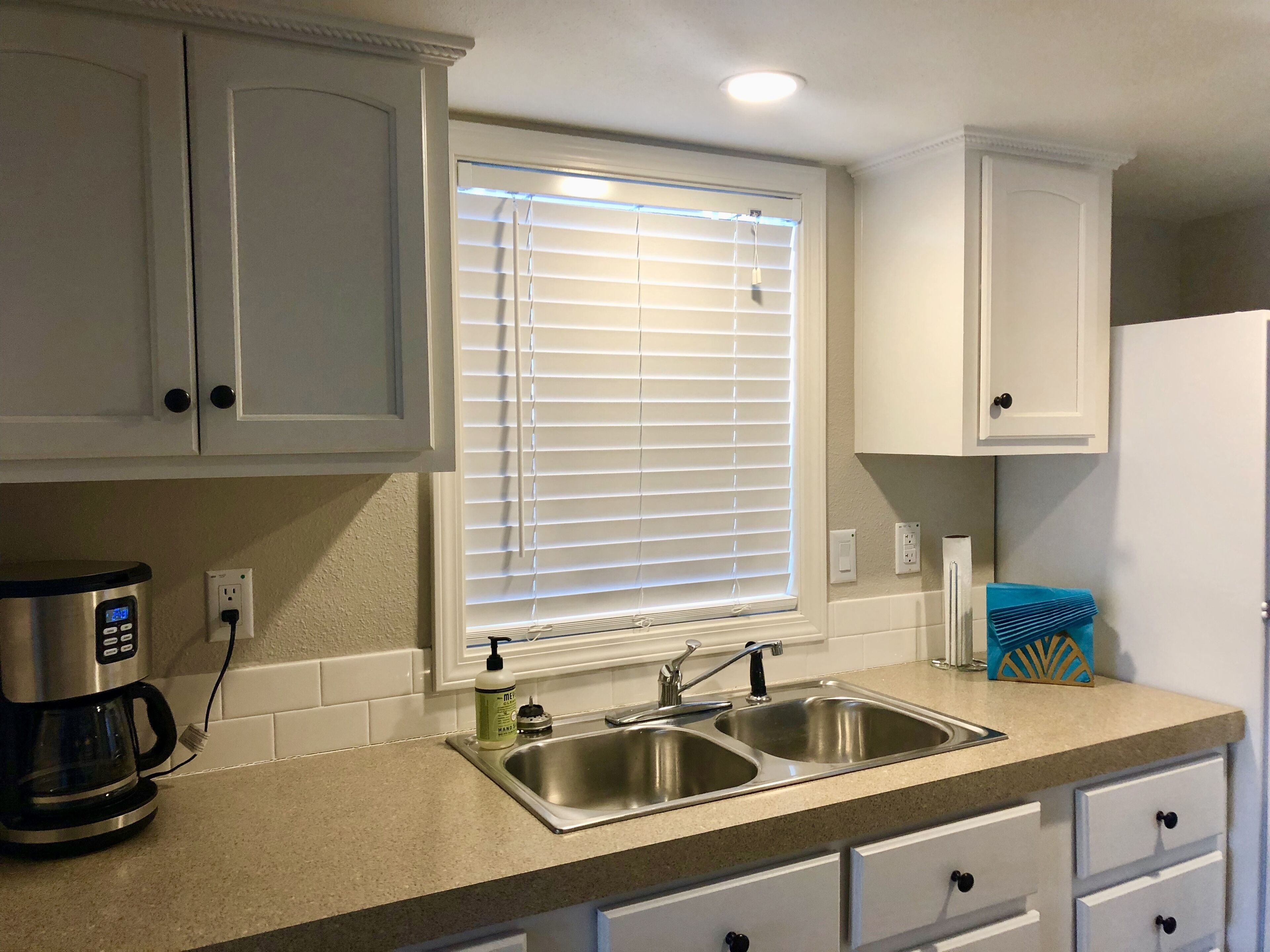 Full-sized fridge, microwave, oven, stovetop