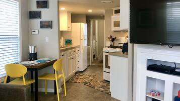 Een smart-tv, een dvd-speler, boeken en een filmbibliotheek