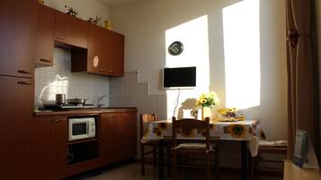 Réfrigérateur, micro-ondes, four, cafetiÚre/bouilloire