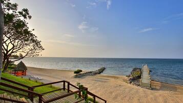 Accommodatie ligt op het strand, ligstoelen, strandlakens