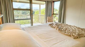 3 makuuhuonetta, silitysrauta/-lauta, vuodevaatteet