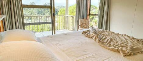 3 bedrooms, iron/ironing board, bed sheets