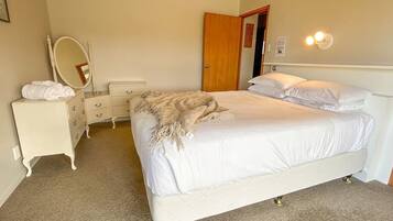 3 habitaciones, tabla de planchar con plancha y ropa de cama