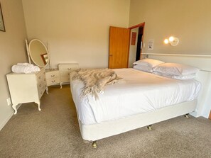 3 makuuhuonetta, silitysrauta/-lauta, vuodevaatteet