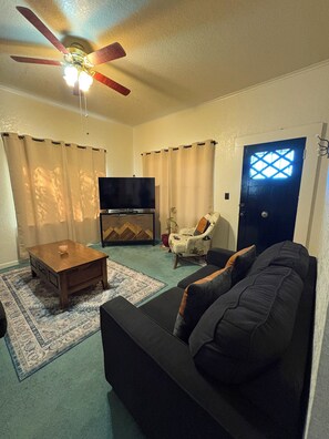 Smart TV, DVD player, toys, books - Grand Canyon & Route 66: Historic Williams Getaway (Williams)