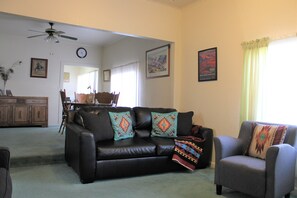 スマートテレビ、DVD プレーヤー、おもちゃ、書庫