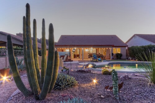 Golfing/Hiking Oasis: Mt VIEWS, Htd POOL, Spa, Putting Green, TVs All BRs