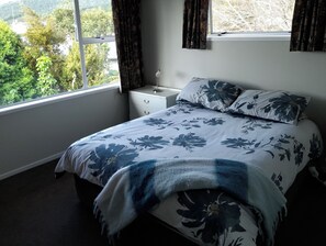 3 slaapkamers, een strijkplank/strijkijzer, reisbedje, gratis wifi