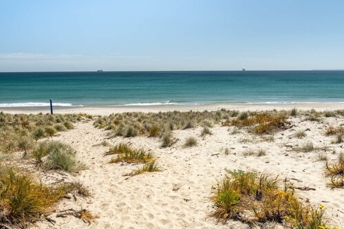 Oceanbeach Renovated Retreat - direct beach access