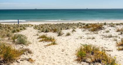 Oceanbeach Renovated Retreat - direct beach access