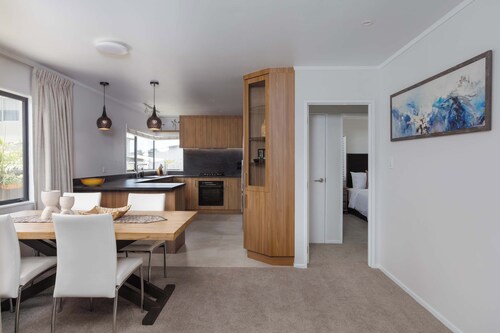 Oceanbeach Renovated Retreat - direct beach access