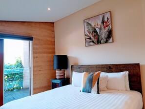 4 makuuhuonetta, tallelokero huoneessa, työpöytä, silitysrauta/-lauta