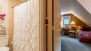 8 bedrooms, iron/ironing board, WiFi, bed sheets