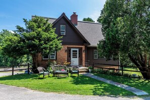 Exterior - Perfect Reunion House for 18! 8 bedrooms, 5 baths, Pool, Tennis, Big lawn, Dogs! (Manchester)