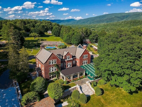 Perfect Reunion House: Sleep 18! 8 bedrms, 5 baths, Fireplace. Ski. Pool. Dogs!