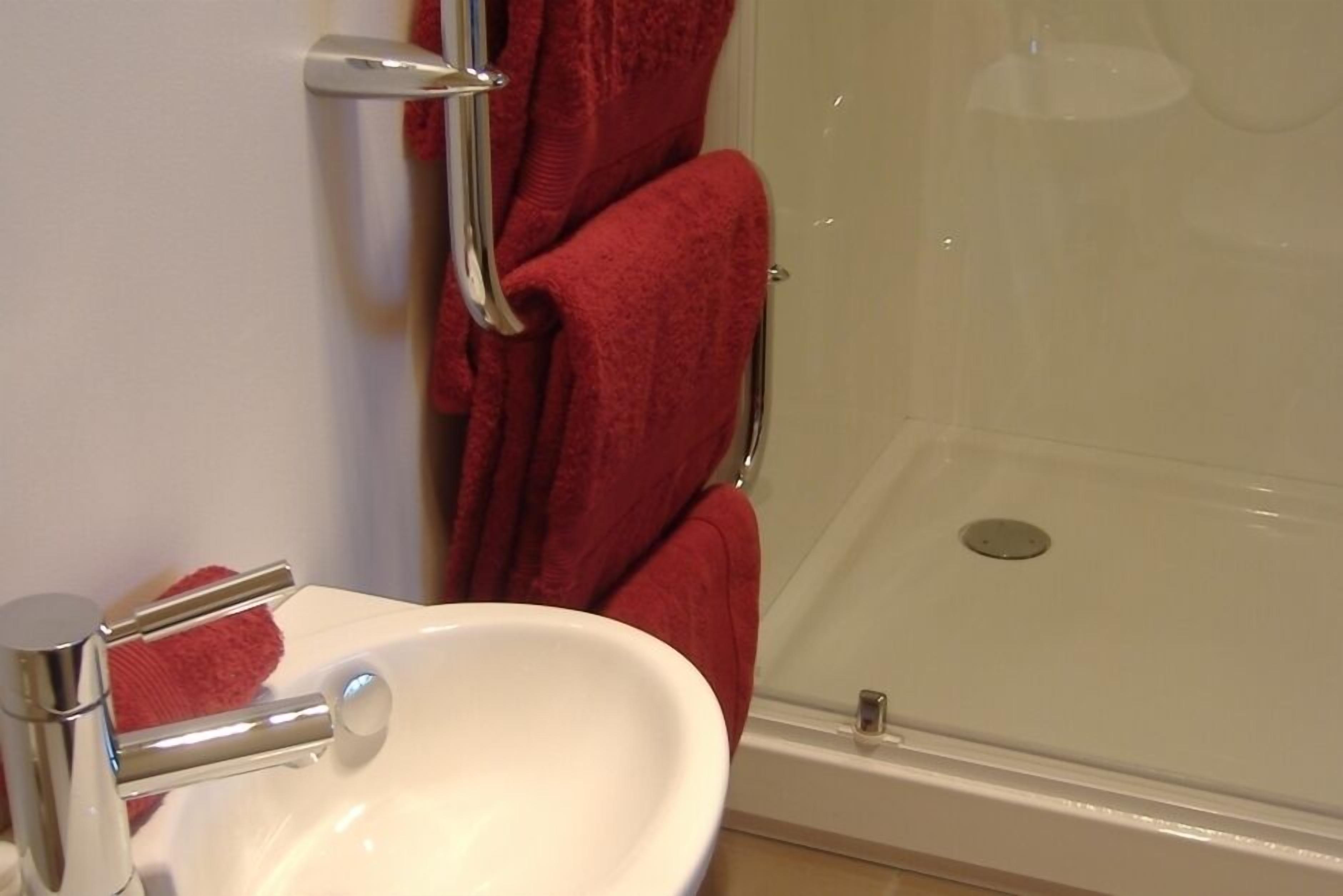 Dusch, hårtork, handdukar och tvål