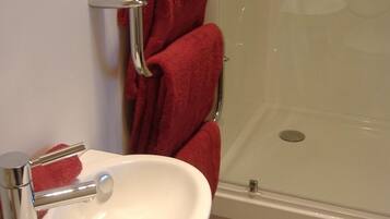 Dusch, hårtork, handdukar och tvål