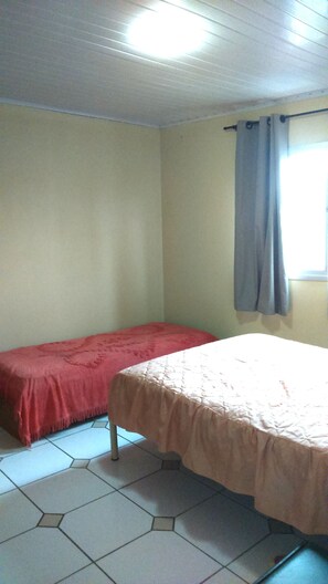 2 habitaciones, tabla de planchar con plancha y ropa de cama