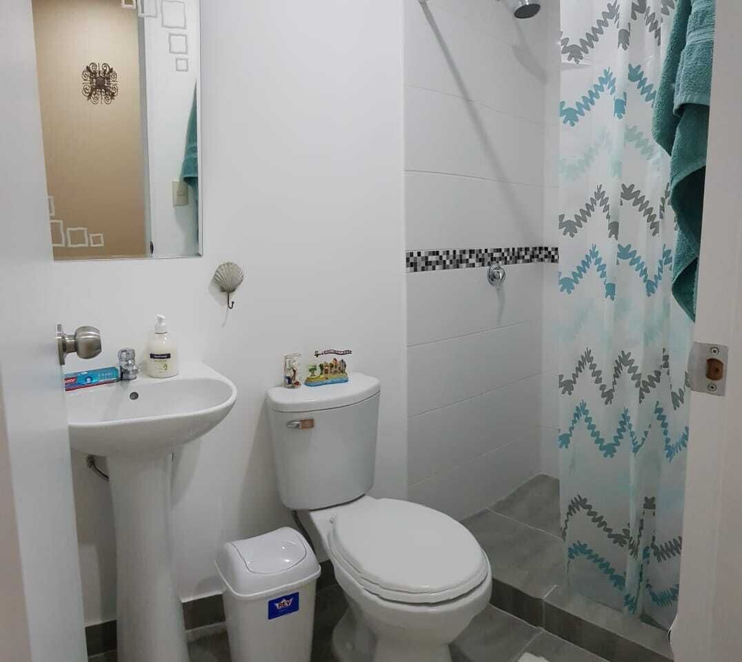 Douche, sèche-cheveux, serviettes fournies, savon