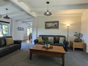 Smart TV, DVD player, books, video library - Perfect - Families & Up to Two couples  (Healesville)