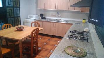 Een koelkast, een magnetron, een oven, een kookplaat