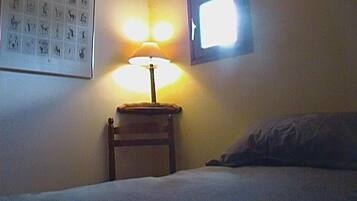 3 habitaciones, tabla de planchar con plancha, wifi y ropa de cama