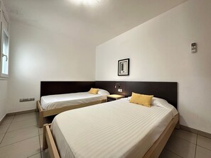 3 slaapkamers, een strijkplank/strijkijzer, gratis wifi, beddengoed
