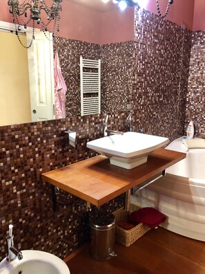 Haartrockner, Handtücher, Toilettenpapier