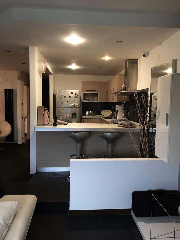 Kühlschrank, Mikrowelle, Ofen, Herdplatte