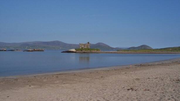 A sandy beach with a small stone structure in the water. - Cosy cottage near village  beach  Links and Hogs Head Golf Courses (Waterville)