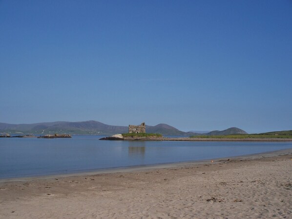 Ranta lähistöllä, aurinkotuoleja