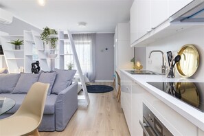 Réfrigérateur, micro-ondes, four, plaque de cuisson