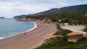 A coastal beach with rocky outcrops and a clear view of the sea. - Charming Waterfront Villa in South Rhodes , near Monolithos and Prasonissi (Apolakkia)