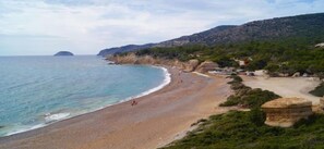 En la playa, sillas reclinables de playa, toallas de playa