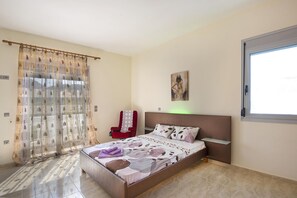 3 bedrooms, in-room safe, iron/ironing board, free WiFi