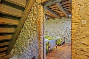 7 soverom, skrivebord, strykejern/-brett og reiseseng for barn
