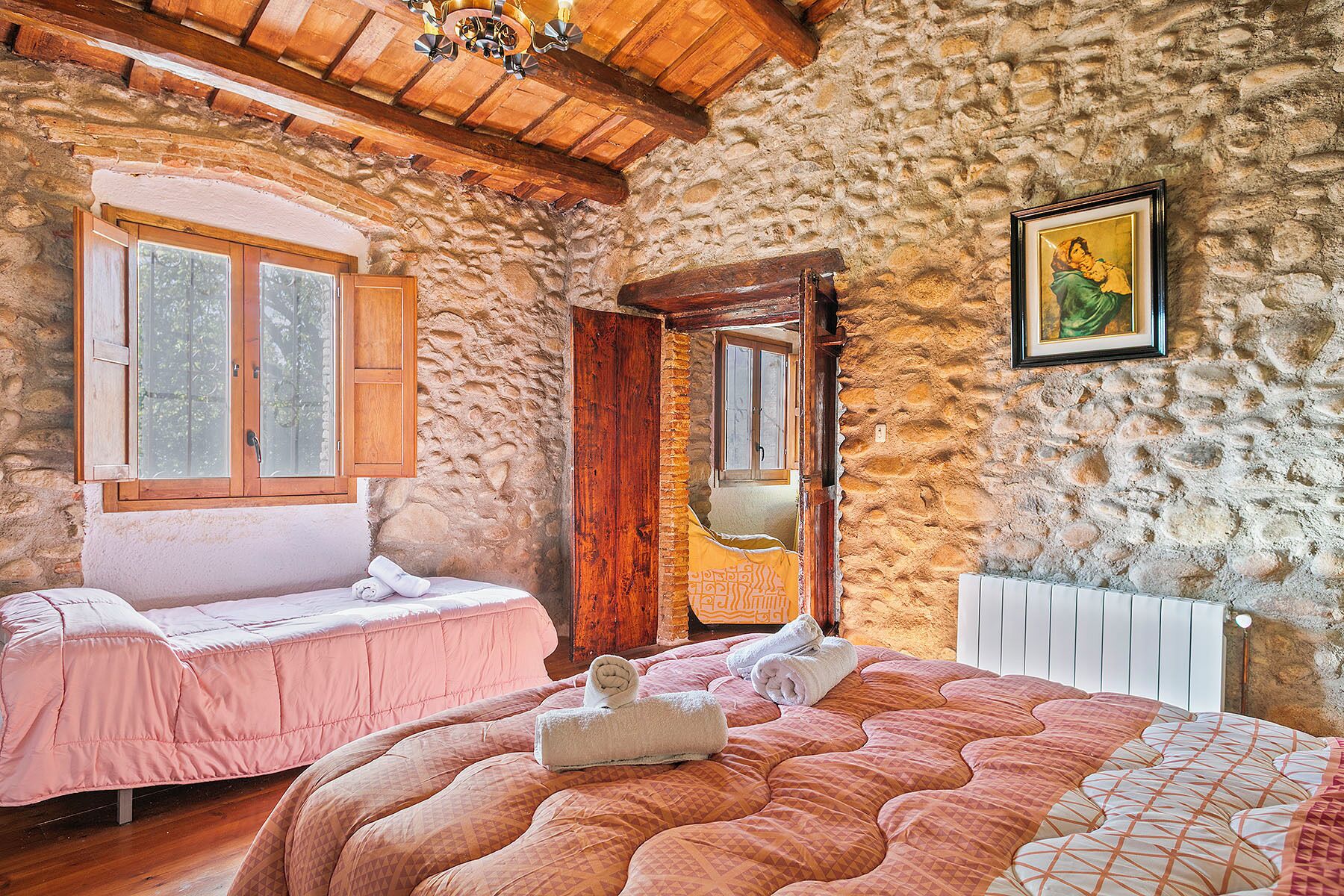 7 slaapkamers, een bureau, een strijkplank/strijkijzer, reisbedje