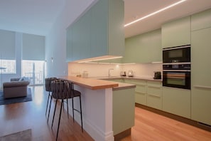 Geladeira, micro-ondas, fogão, cooktop