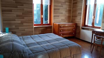 3 Schlafzimmer, Schreibtisch, Bügeleisen/Bügelbrett, WLAN